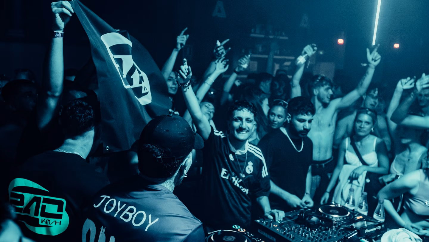 Adrián Mills - photo 5