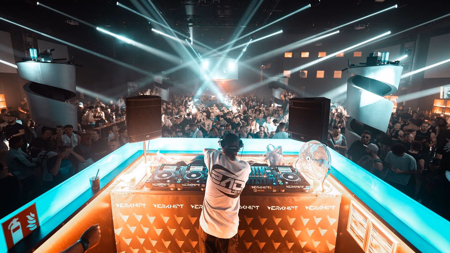 Adrián Mills - photo 9