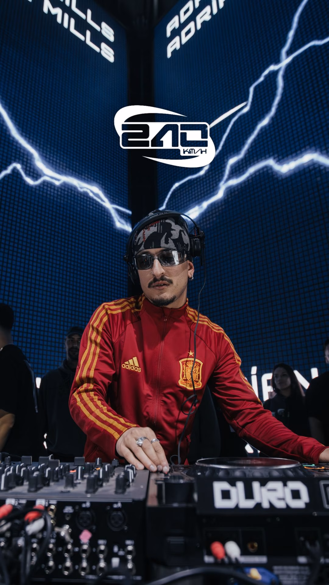 Adrián Mills - photo 11