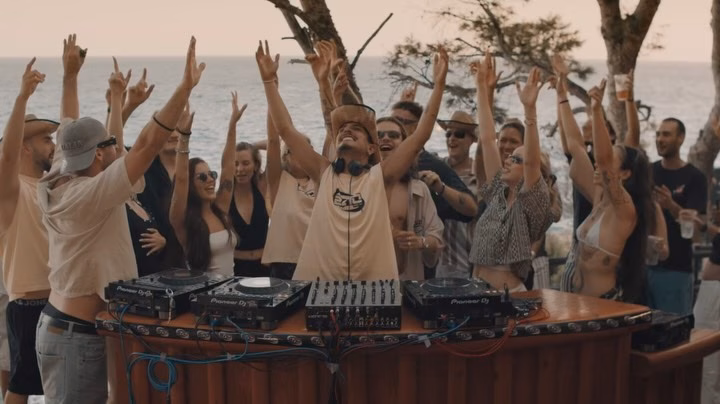 Adrián Mills - photo 32