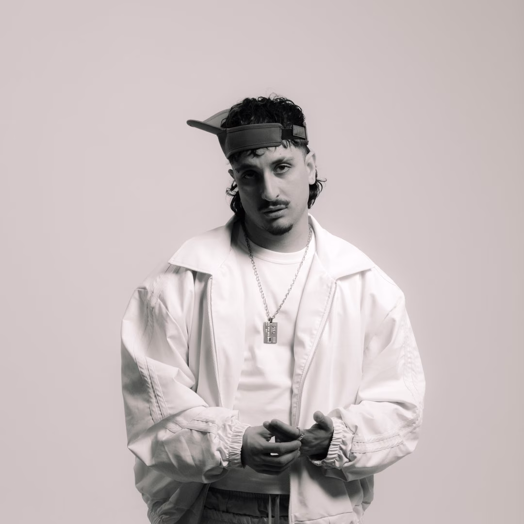 Adrián Mills - photo 37